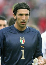 Calcio: Buffon via dalla Juventus ma solo per offerte folli
